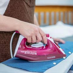 Ferro de Passar 220v à Vapor e Seco com Base Antiaderente Spray Rosa BLACK E DECKER / REF. FX2250-B2