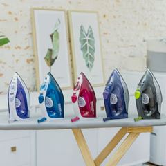 Ferro de Passar 220v à Vapor e Seco com Base Antiaderente Spray Azul BLACK E DECKER / REF. FX2150-B2