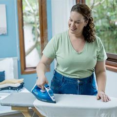 Ferro de Passar 220v à Vapor e Seco com Base Antiaderente Spray Azul BLACK E DECKER / REF. FX2150-B2